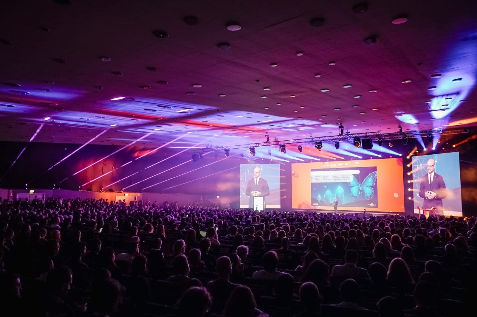 Immagine di copertina per Milano Intersections 2025 tra co-intelligenza creativa, arrosticini e l’irriverenza di Kessels