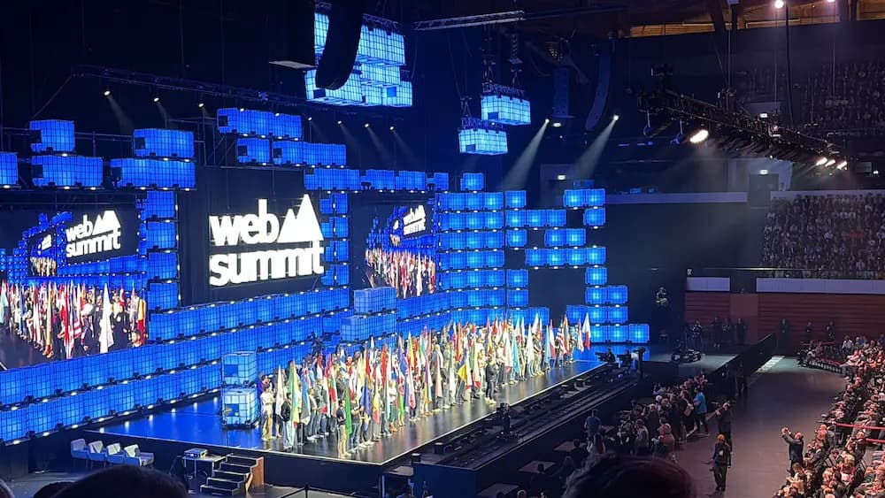 Immagine di copertina per AI e visioni femminili al Web Summit di Lisbona: si parla la lingua del futuro