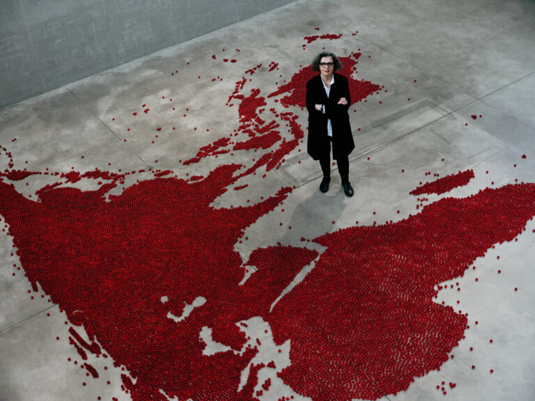 Le sfere di vetro rosso di Mona Hatoum a Milano